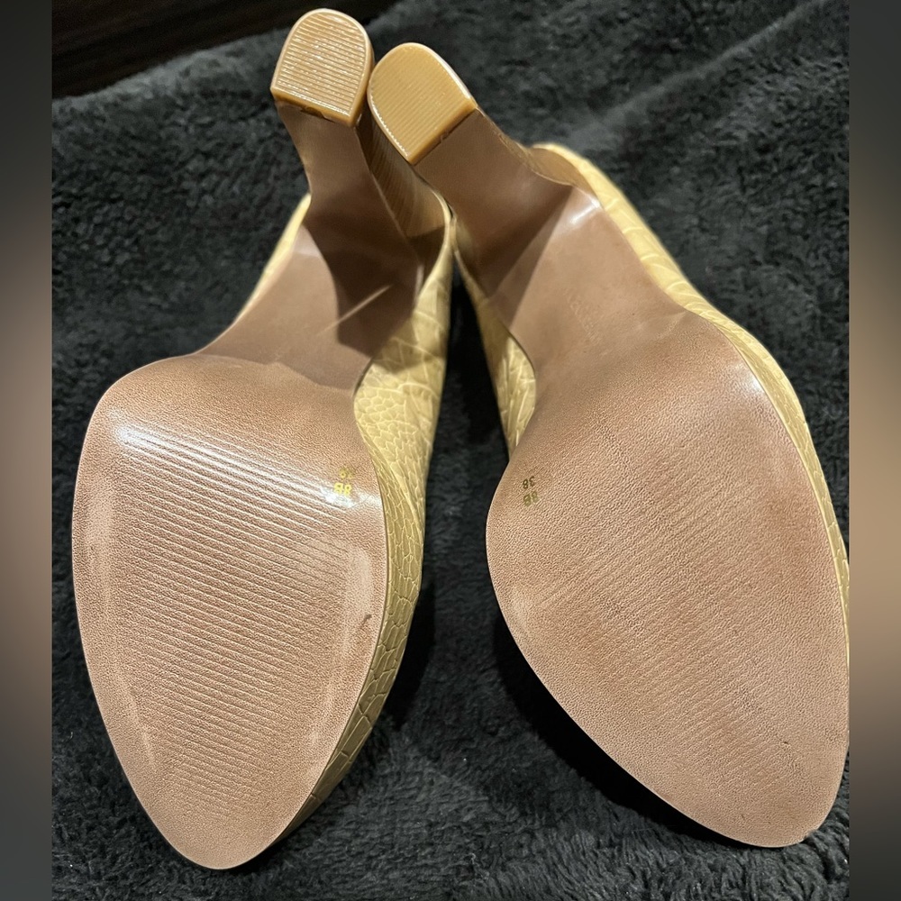 BCBG Pumps Size 8 Vintage Glam Minimalist Preppy Luxury - Picture 3 of 3